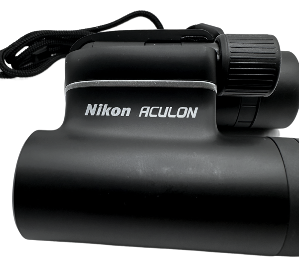 Prismáticos Nikon Aculon T01 de color negro, ideales para observación al aire libre y actividades deportivas.