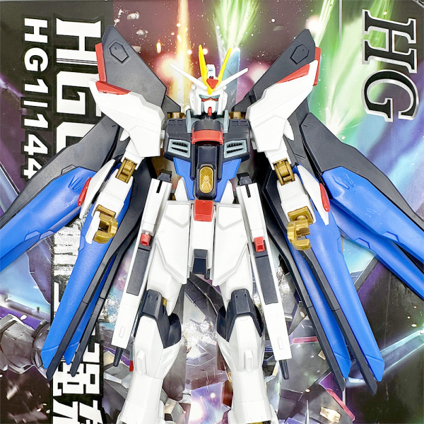 Figura articulada Gundam Strike Freedom con alas azules y detalles dorados, ideal para coleccionistas de figuras articuladas.