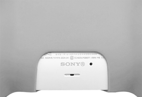 Parte trasera del playstation 5 mando mostrando detalles de modelo y marca Sony en la superficie blanca.