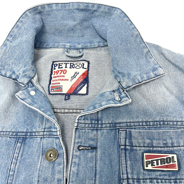 Chaqueta vaquera Petrol de entretiempo en denim azul claro, detalle de etiqueta y logo en el pecho.
