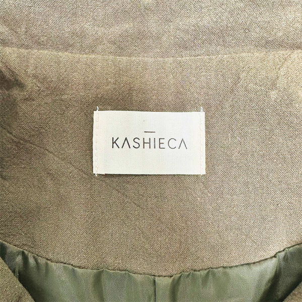 Etiqueta interior de chaleco largo mujer Kashieca en tela verde oliva.