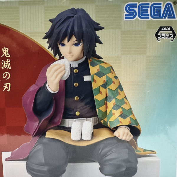 Figura Tomioka de Demon Slayer SEGA, disponible en tienda anime, detalle de ropa y pose sentado.