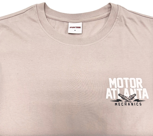 Camiseta transpirable FunTee Motor Atlanta color beige con logo y diseño de mecánica automotriz en el pecho.