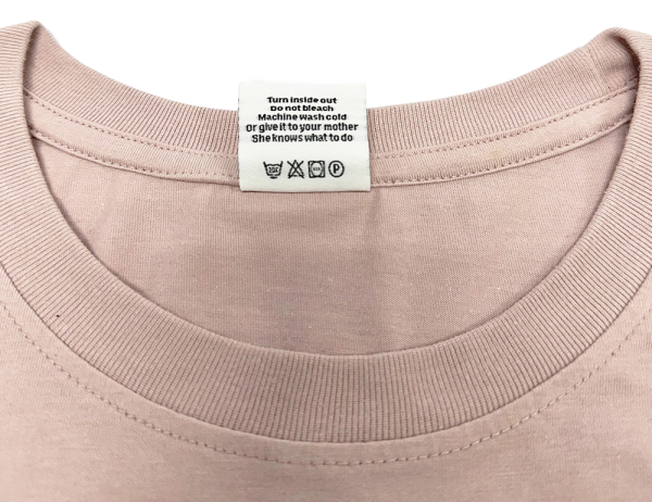 Camiseta transpirable FunTee Motor Atlanta color rosa claro, detalle del cuello y etiqueta interior.