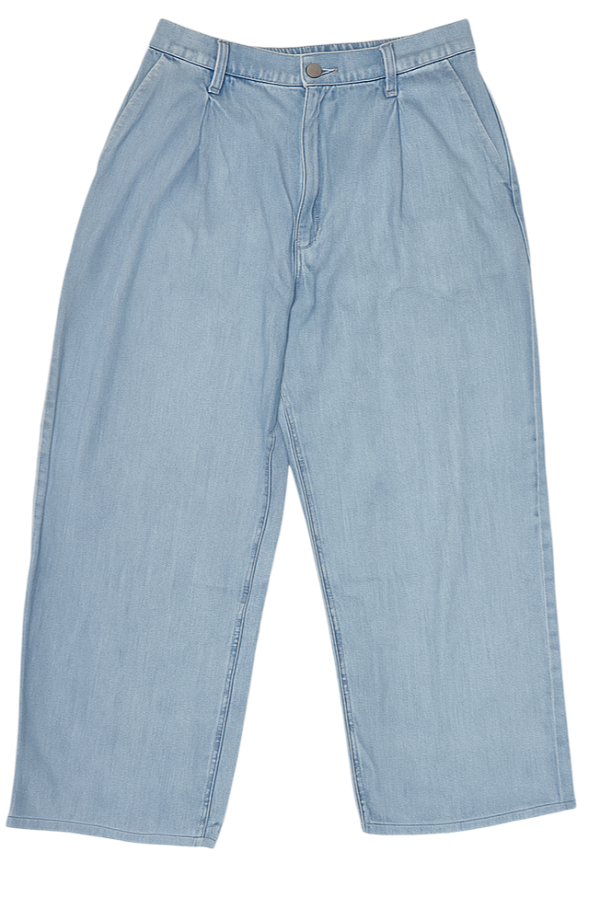 Light blue women's wide-leg jeans from Uniqlo, featuring a relaxed fit and high waist design.