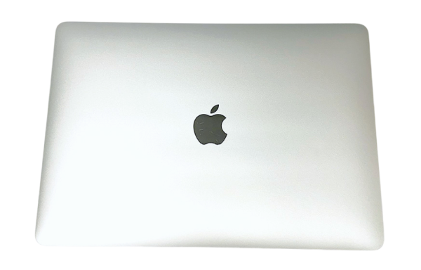 Vista superior de una laptop MacBook Air plateada, destacando el logo de Apple en la tapa.