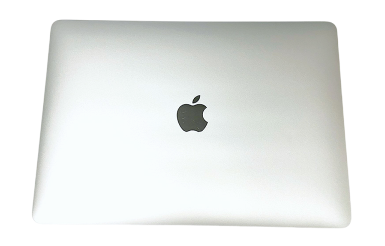 Vista superior de una laptop MacBook Air plateada, destacando el logo de Apple en la tapa.