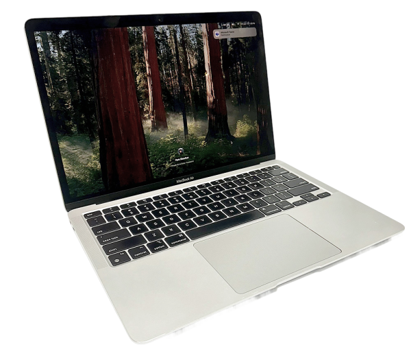 Laptop MacBook Air plateada abierta, pantalla mostrando fondo de bosque, ideal para laptops macbook air