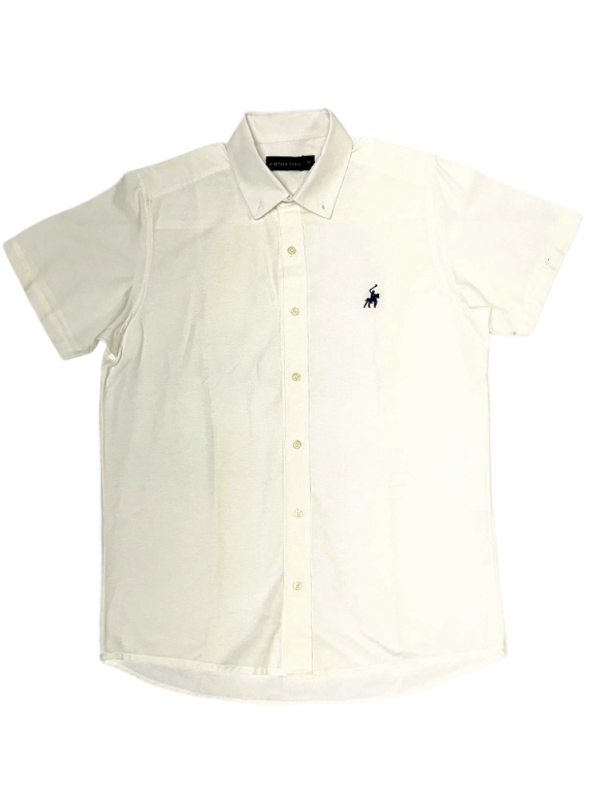 Camisa blanca hombre de manga corta British Polo con logo bordado en el pecho, ideal para look casual y elegante.