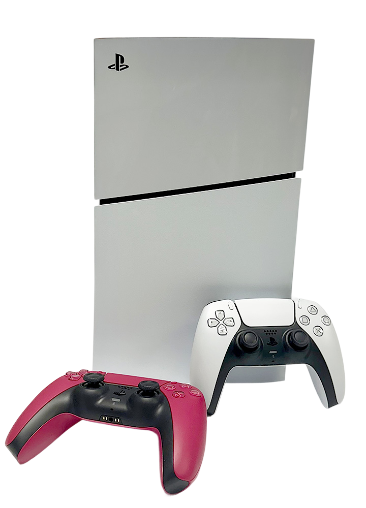 Consola PlayStation 5 Slim con dos mandos, uno blanco y otro rojo, en paquete bundle.
