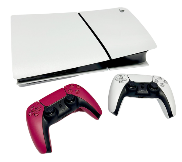 Consola PlayStation 5 Slim con dos mandos inalámbricos, uno blanco y otro rojo, bundle disponible.