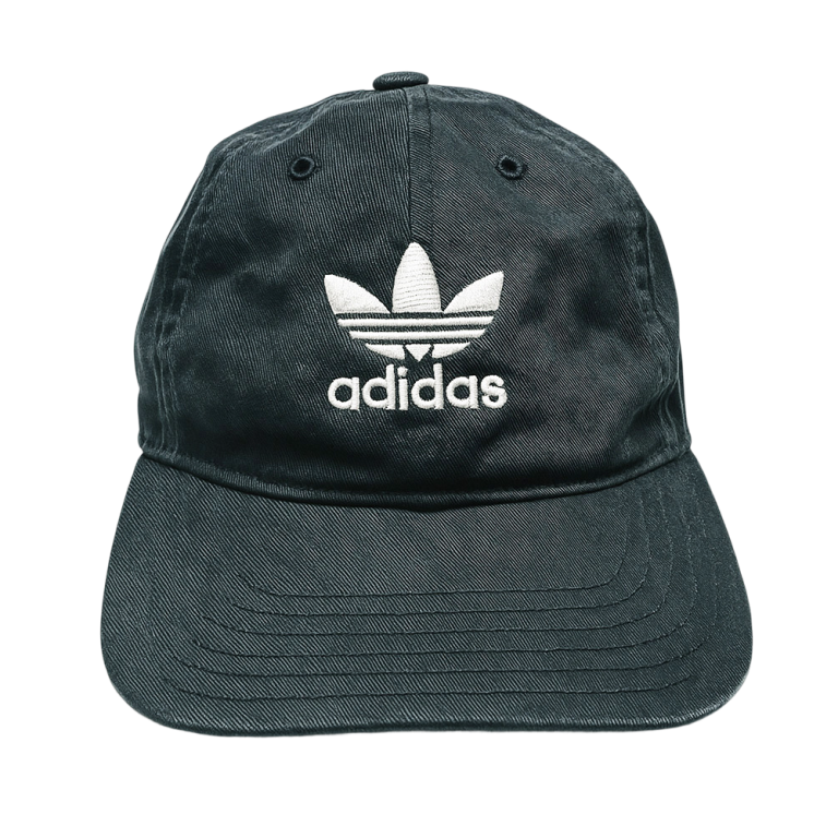 Gorra Adidas Originals negra con logo bordado, ideal para looks streetwear modernos y urbanos.