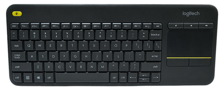 Teclados Logitech: imagen del teclado inalámbrico Logitech K400 con touchpad integrado, diseño compacto y elegante.