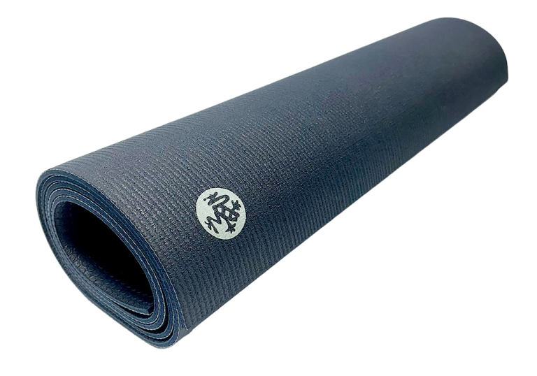 Esterilla de yoga Manduka PROlite enrollada, superficie antideslizante ideal para práctica de yoga.