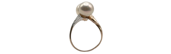 Anillo en tono dorado con perla, diseño elegante para anillos mujer.