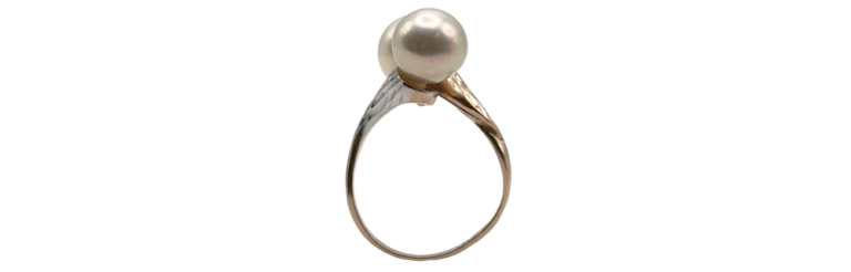 Anillo en tono dorado con perla, diseño elegante para anillos mujer.