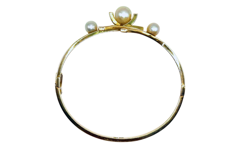 Pulseras de oro elegante con perlas, diseño exclusivo ideal para ocasiones especiales.