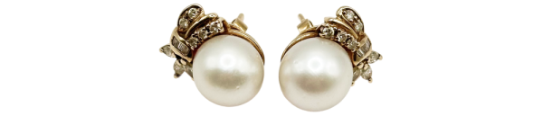 Pendientes de oro con perla y detalles elegantes, diseño clásico ideal para ocasiones especiales.