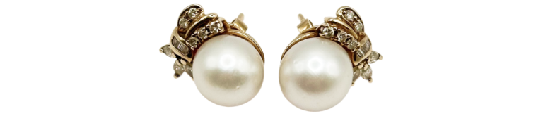 Pendientes de oro con perla y detalles elegantes, diseño clásico ideal para ocasiones especiales.