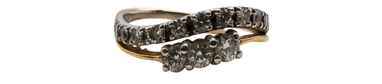 Anillo de compromiso en oro blanco con diamantes, diseño elegante ideal para propuestas y bodas.