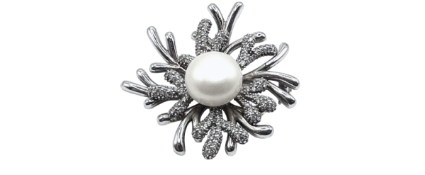 Broche de plata con detalle de coral y perla, elegante accesorio de moda para realzar cualquier look.