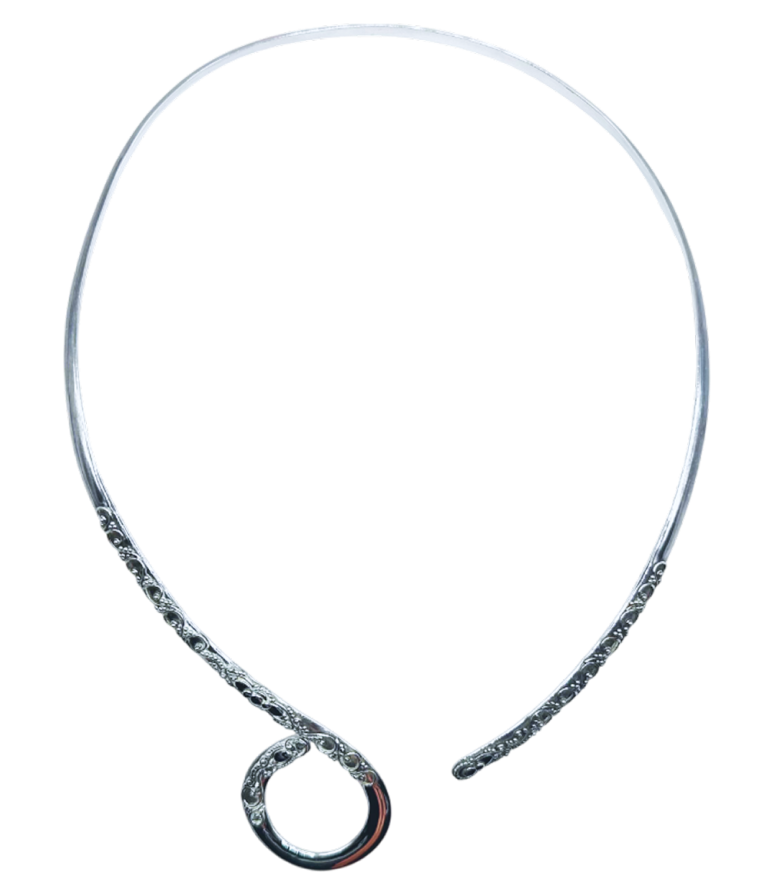 Collares mujer de plata, diseño abierto con aro elegante y moderno, ideal para complementar cualquier look.