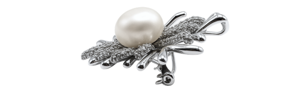 Broche de plata con detalle de coral, elegante accesorio de moda ideal para complementar cualquier estilo.