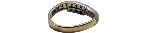 Anillo de compromiso en oro blanco con diseño delicado, ideal para propuestas especiales.