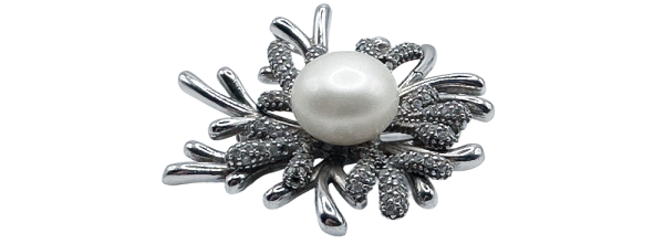 Broche de plata con detalle de coral blanco, perfecto como accesorios de moda elegantes y sofisticados.