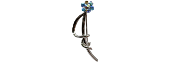Broche floral con cristales azules y plateados, elegante diseño de joyas para complementar tu estilo.