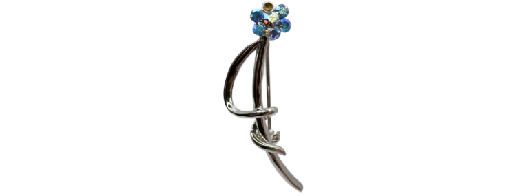 Broche floral con cristales azules y plateados, elegante diseño de joyas para complementar tu estilo.