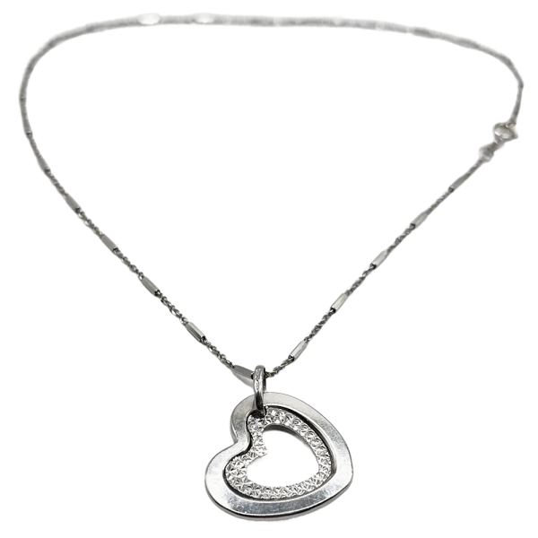 Collar de plata con colgante en forma de corazón, ideal para quienes buscan joyas elegantes y femeninas.