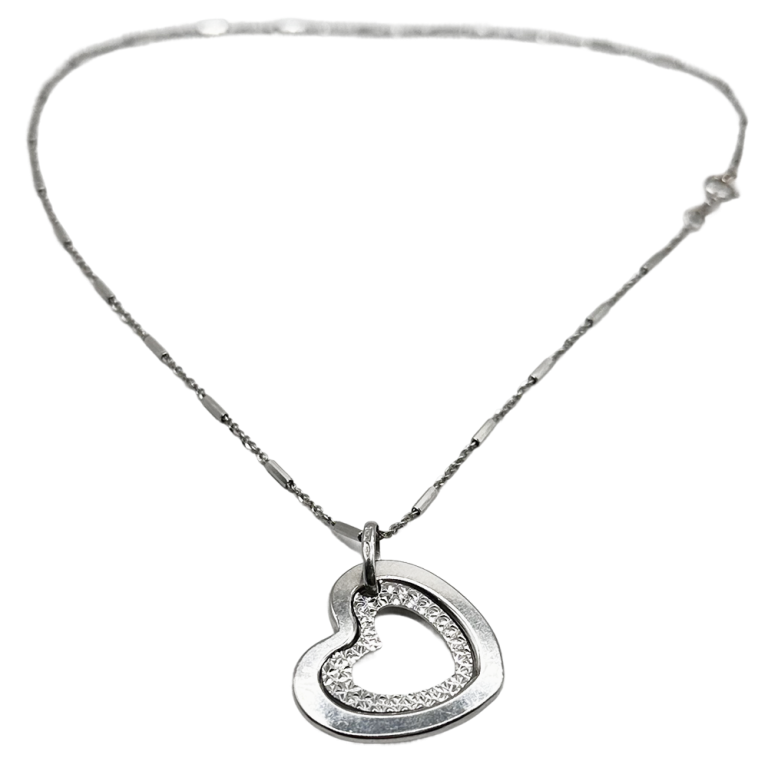 Collar de plata con colgante en forma de corazón, ideal para quienes buscan joyas elegantes y femeninas.
