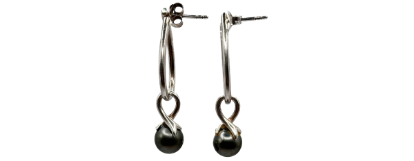 Pendientes plata colgantes con diseño elegante y perlas oscuras, ideales para ocasiones especiales.