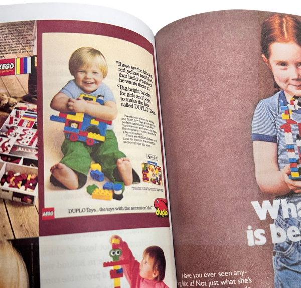 Niño juega con bloques LEGO en páginas de libros con ilustraciones sobre la historia de la marca.