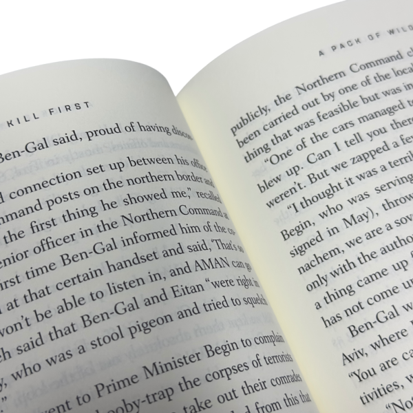 Libro "Rise and Kill First" abierto, recomendado entre los mejores libros de historia.