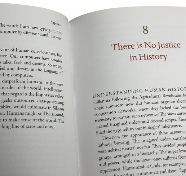 Página del libro Sapiens mostrando el capítulo 8 titulado "There is No Justice in History".